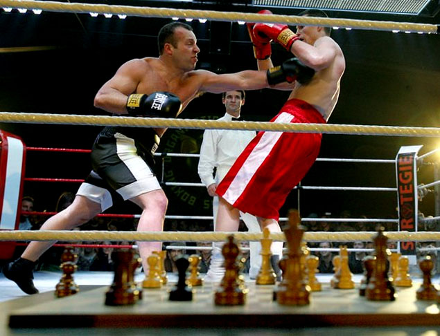 Boxe de Xadrez - São 11 rodadas: seis de xadrez, com quatro minutos cada, e cinco de boxe, com três minutos cada. O embate sempre começa pelo xadrez. Vence quer der nocaute no boxe ou fizer xeque-mate no xadrez. O desempate é pelo número de pontos no boxe.  