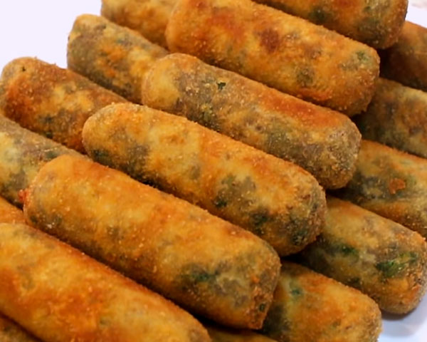  Modele os croquetes, empane e frite até dourar. Essa é uma ótima maneira de evitar desperdícios e saborear um lanche delicioso.