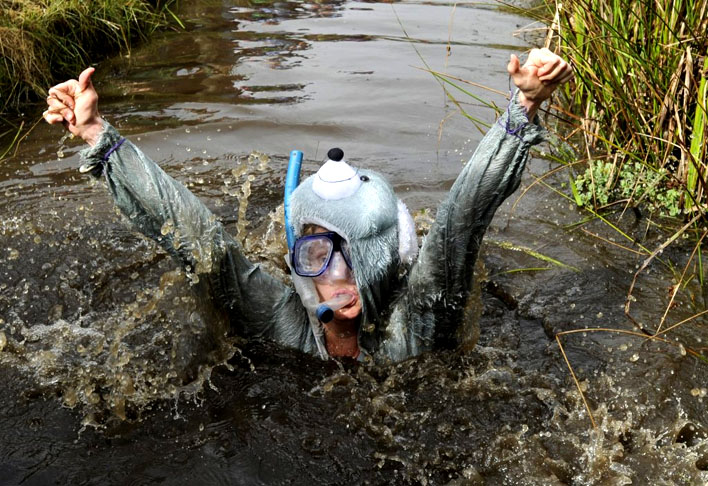 Mergulho no Pântano - Eca!  Vence quem fizer o percurso de 110 metros numa vala de lama em menos tempo. Depois da competição, o desafio é ficar limpo e cheiroso. 