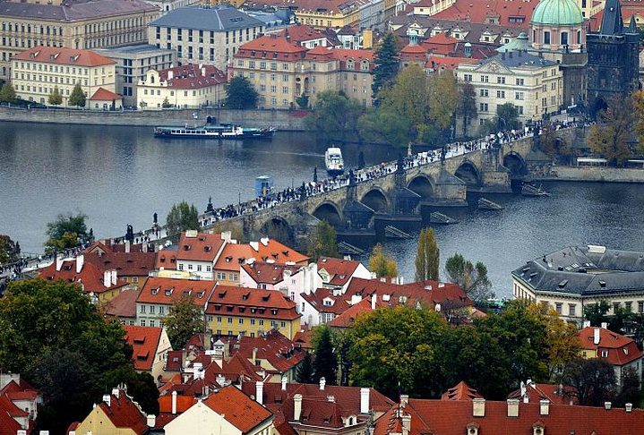 A escolha da data e horário para a colocação da pedra fundamental, às 5h31 da manhã do dia 9 de julho de 1357, foi escolhida por astrólogos da corte de Carlos IV. Eles acreditavam que esse momento específico traria propriedades astrológicas favoráveis à ponte.