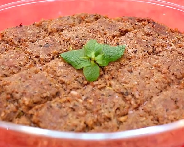 Em uma forma, coloque uma camada da mistura, adicione o recheio, como carne seca ou queijo, e cubra com mais quibe. Asse até ficar crocante e saboreie essa delícia.