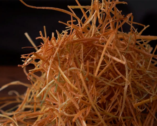 Depois, amasse tudo e tempere a gosto. Esse prato é uma forma criativa de aproveitar o alho-poró e criar um acompanhamento delicioso.