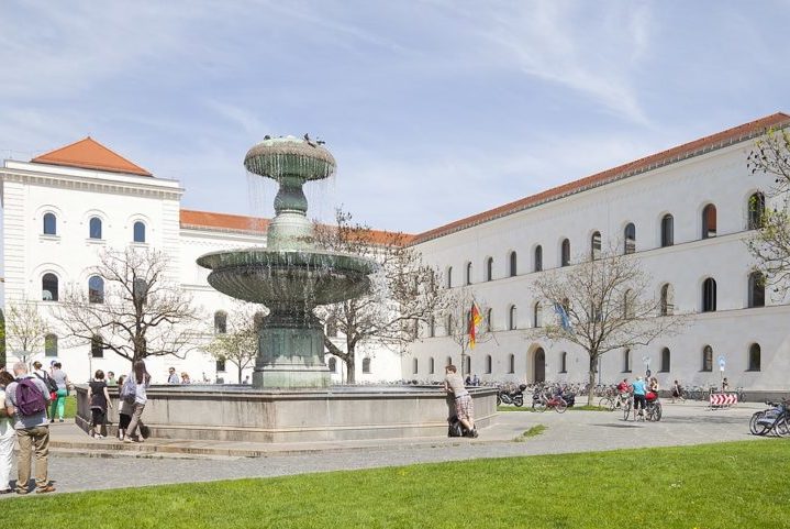 Além disso, Munique também é uma cidade que investe na educação, com várias instituições de ensino superior de renome, como a Universidade Ludwig Maximilian (foto) e a Universidade Técnica de Munique, que atraem estudantes do mundo todo.