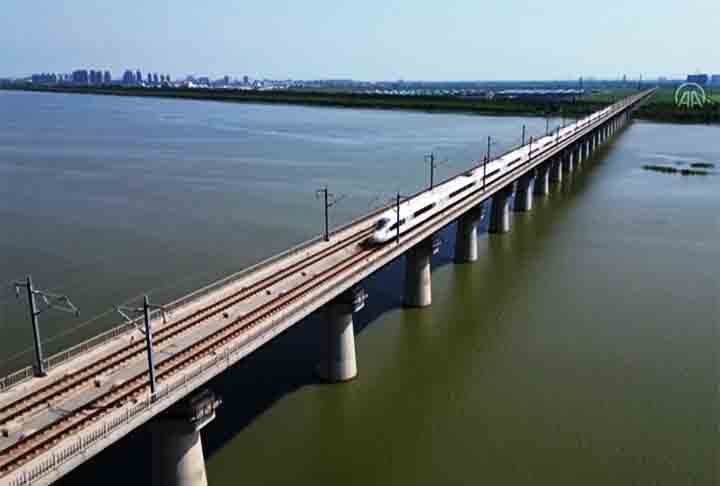 Ela liga as cidades de Langfang e Qingxian, no norte da China e é um gigantesco viaduto que integra a linha férrea de alta velocidade Pequim-Xangai. 