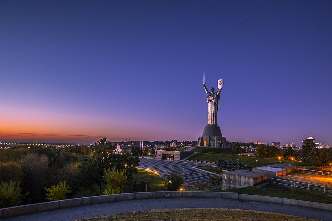 Estátua da Pátria Mãe (Ucrânia) - 102m - Fica em Kiev. Inaugurada em 1981, para lembrar da Batalha de Leningrado. Feita de metal.  Na base fica um museu em em memória aos soldados mortos na Segunda Guerra Mundial. 