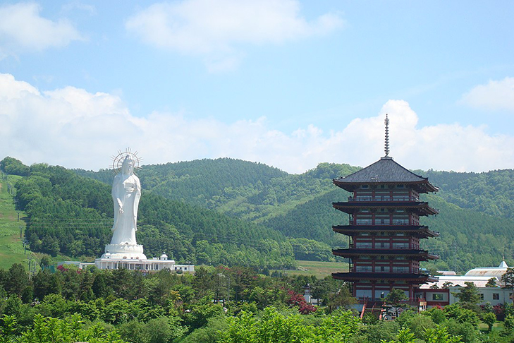 Hokkaido Kannon (Japão) - 88m - Fica em Ashibetsu, Hokkaido.  A estátua tem 20 andares com espaços para devoção e uma plataforma com vista panorâmica para a cidade. Construída em 1989. 
