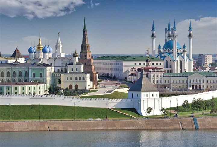 KREMLIN DE KAZAN - Situado no encontro dos rios Volga e Kazanka, foi erguido durante reinado do  imperador russo (czar) Ivan, o Terrível, no século 16. Trata-se da cidade histórica mais relevante da República do Tartaristão, na Rússia. As torres e a muralha de proteção se destacam. 