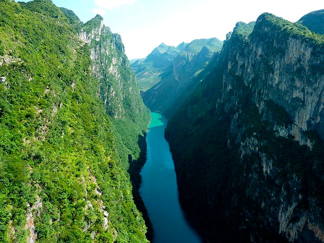 Se levarmos em conta não apenas a estrutura da ponte, mas a profundidade de vales e desfiladeiros em que foram construídas, algumas pontes se destacam, a maioria na China. Veja quais são as pontes mais altas do mundo. Dá vertigem só de olhar! (na foto, a visão que se tem da ponte Beipanjiang, que mostraremos em seguida)