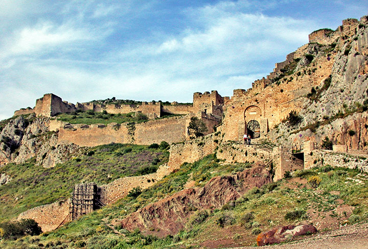 ACROCORINTO - A acrópole da antigo Corinto, na Grécia Antiga, mantinha três divisões de defesas levantadas ao longo do Império Bizantino. Situada em enorme rochedo, a fortaleza era considerada praticamente intransponível. As primeiras estruturas datam do século 7 a.C. 