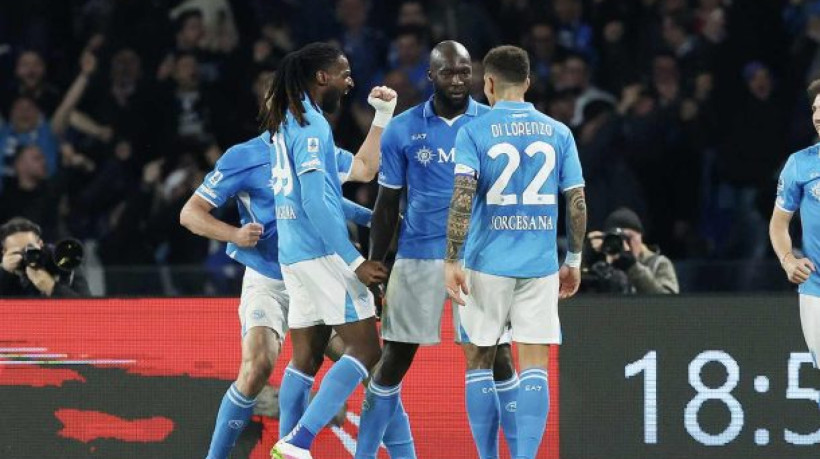 Vitória por 2 a 1 sobre o Milan recoloca os napolitanos apenas três pontos atrás do ponteiro  da Serie A