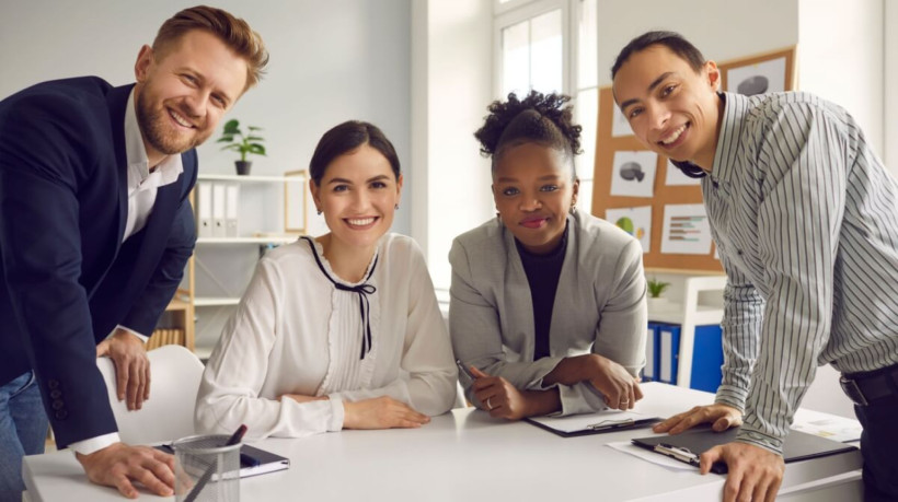 A pluralidade de ideias permite identificar soluções criativas para desafios complexos (Imagem: Studio Romantic | Shutterstock)