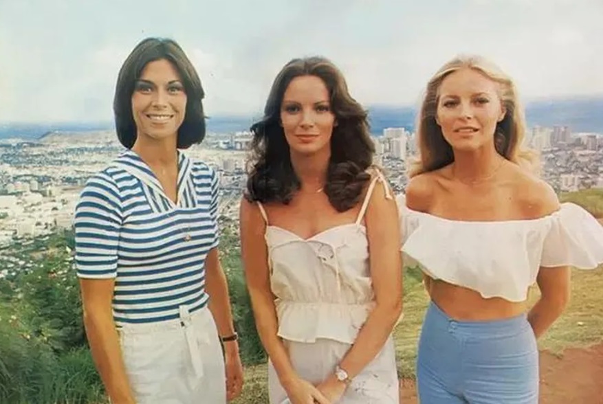 As Panteras, que em inglês ficou conhecida como Charlie's Angels, ficou no ar entre 1976 e 1981. Charlie era o chefe misterioso, que nunca aparecia no seriado. O contato com as agentes era feito por Bosley, braço direito do chefe. 