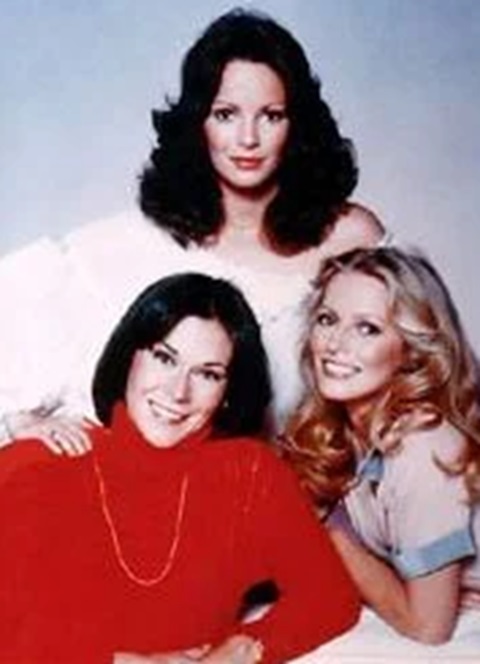 Além do trio inicial, Cheryl Ladd (na foto - substituta de Farrah Fawcett como pantera a partir de determinado ponto), Shelley Hack, Tanya Roberts, David Doyle e John Forsythe também participaram da série entre 1976 e 1981. 
