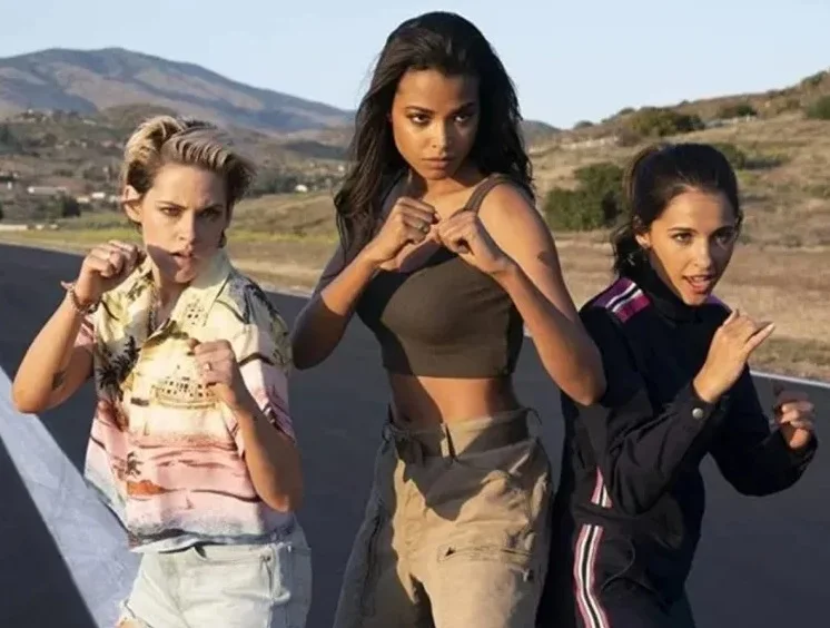 No filme de 2019, Kristen Stewart atuou ao lado de Naomi Scott e Ella Balinska. 
