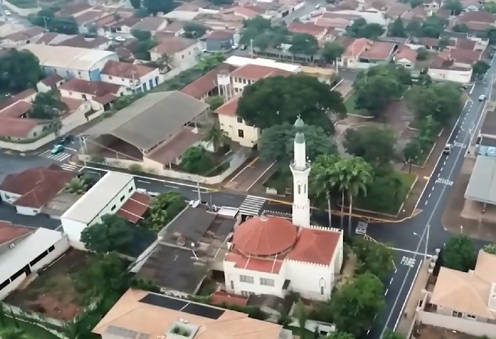 A infraestrutura de Barretos é bem desenvolvida, com hospitais, escolas, universidades e um sistema de transporte considerado eficiente. 