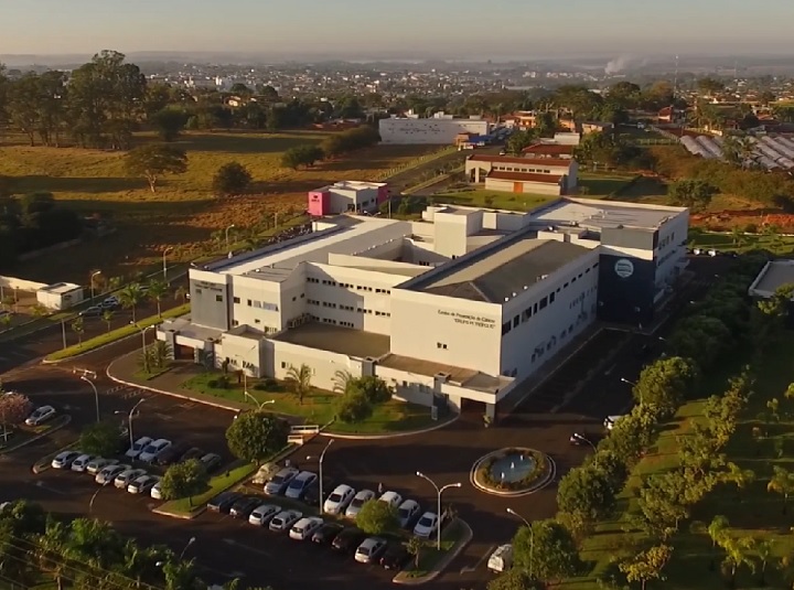 A cidade também é conhecida por seu polo de saúde, com destaque para o Hospital de Câncer de Barretos, que é referência nacional no tratamento oncológico e realiza atendimentos de alta complexidade a pacientes de todo o país.
