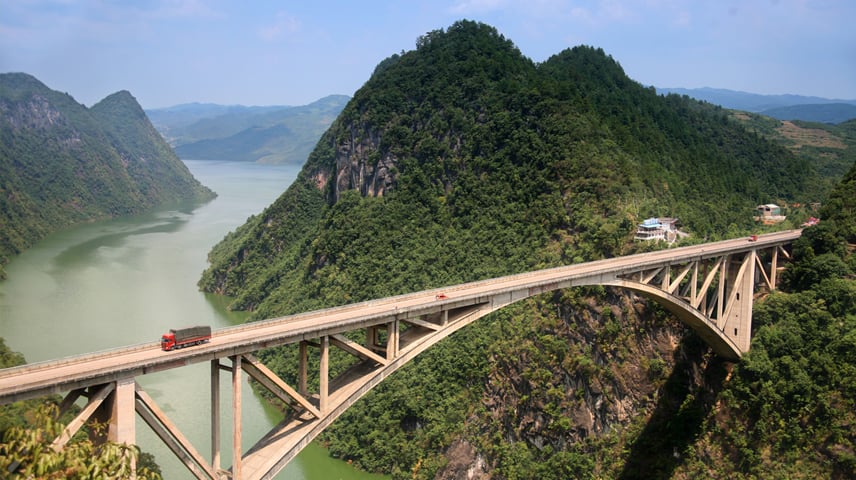 Jiangjiehe - 256m - Ponte em arco concreto sobre o rio Wu. Fica em Guizhou, província na China onde há outras pontes incrivelmente altas mostradas nesta galeria. Faz parte da estrada provincial S205 entre Weng'an e Honghuagang. 