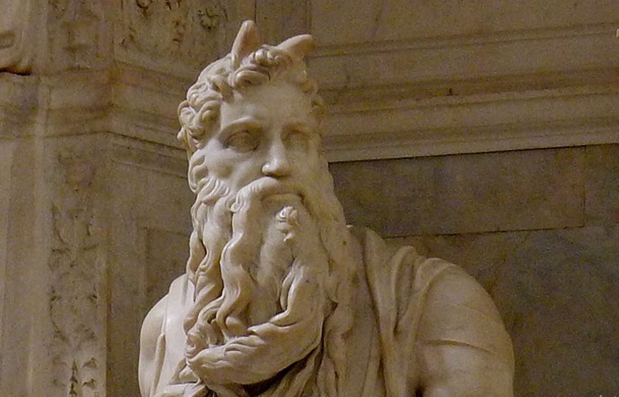 E um detalhe...Uma radiação que sai da testa de Moisés foi traduzida como chifre em escritos antigos, gerando polêmica. Mas trata-se de raios de luz que emanam da figura, patriarca de três religiões: Cristianismo, Judaísmo e Islamismo.  