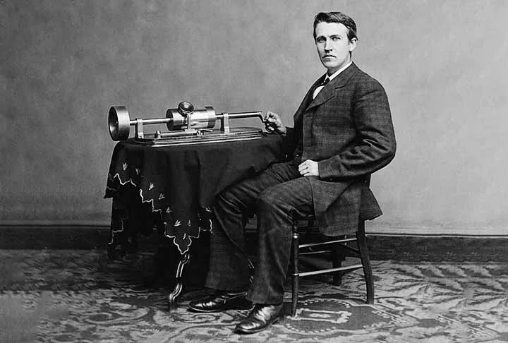 Quando tinha apenas 11 anos, Edison construiu um mini laboratório dentro de sua casa e já demonstrava sinais de sua genialidade. Na mesma época, ele aprendeu o código Morse e construiu telégrafos artesanais. 