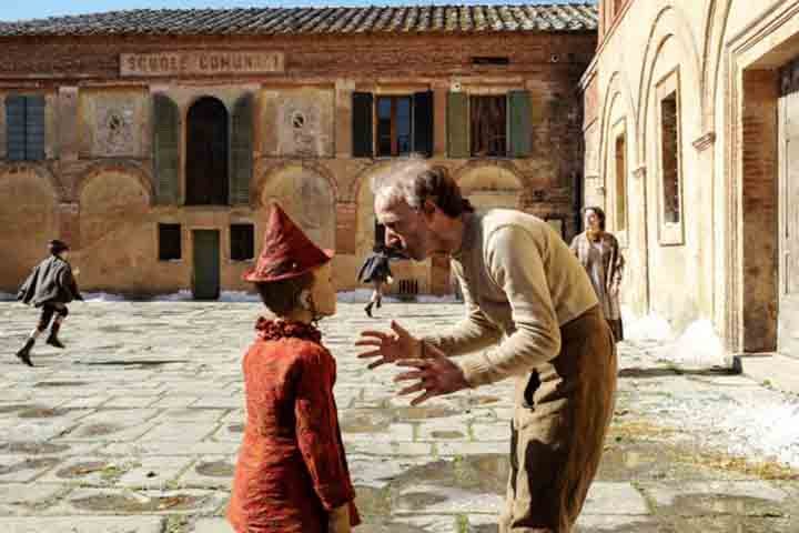 Anos antes, em 2019, uma versão italiano, com o astro Roberto Benigni (A Vida é Bela), foi lançada. 