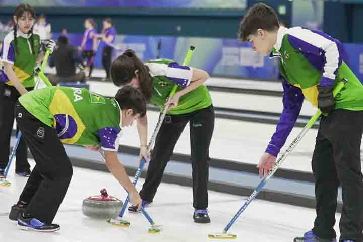 Profissionais de Curling - São atletas que competem neste esporte, que significa deslizar pedras sobre uma pista de gelo até um alvo. Como o Brasil não tem tradição e clima para esportes de inverno, o curling não se estabeleceu como uma prática esportiva.