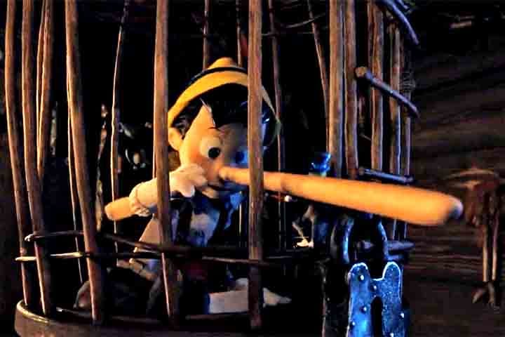 No livro de Collodi, autor nascido na cidade de Florença, há cenas de violência que a Disney não incluiu na sua criação consagrada. 
