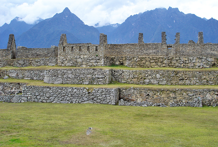 Machu Picchu foi construída pelos incas no século XV, no alto das Cordilheira dos Andes 2.430 metros acima do nível do mar, no vale do rio Urubamba. Ela foi levantada a mando do imperador Inca Pachacútec e sua altitude pode estar relacionada com a religiosidade do povo local, com o intuito de se aproximar dos deuses.