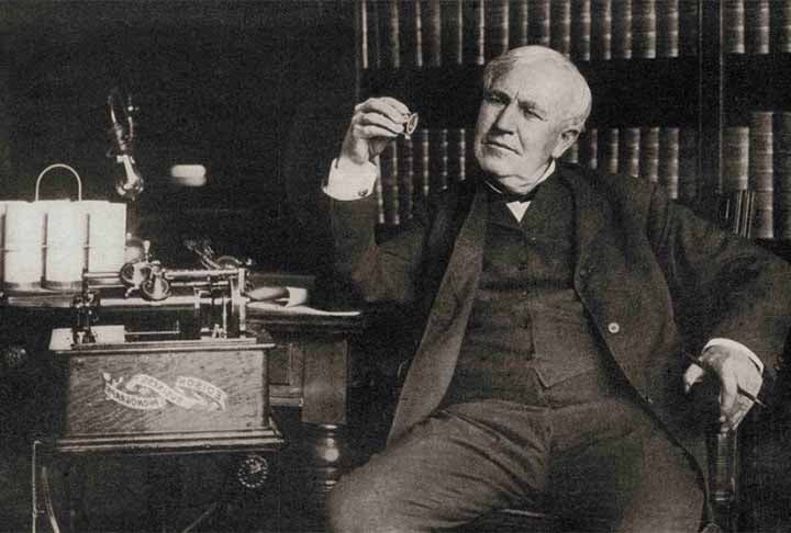 Seu pai, Samuel Edison, canadense de origens holandesas, era marceneiro, carpinteiro e negociante de imóveis. A mãe, Nancy Eliot Edison, era uma ex-professora canadense.