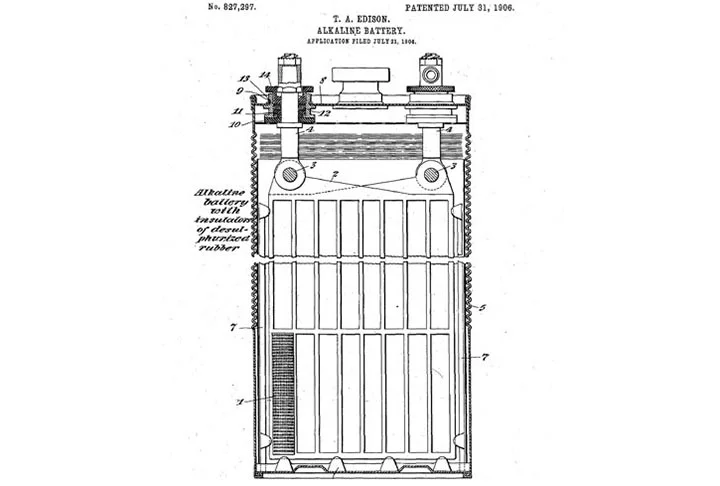 Anos mais tarde, aproveitou um emprego que teve para desenvolver a criatividade. Na ocasião, inventou um sistema elétrico que envia de hora em hora um sinal aos vigilantes. Na imagem, a bateria de níquel-ferro, que se tornou alternativa barata para a corrosiva bateria de chumbo-ácido anos depois.
