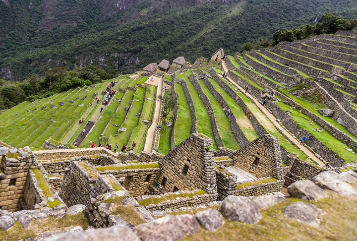 A cidade tem algumas divisões bem definidas, como as zonas rural e urbana, que são separadas por um muro, escadas e pelo fosso de escoamento de água. A zona agrícola tem terraços mais planos próprios para cultivo.