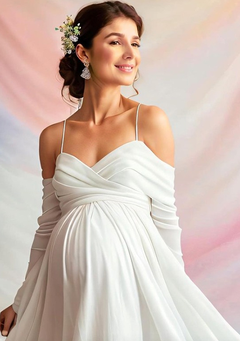 Aqui, Paula aparece grávida, com um modelo que aparenta conforto e elegância ao mesmo tempo. 