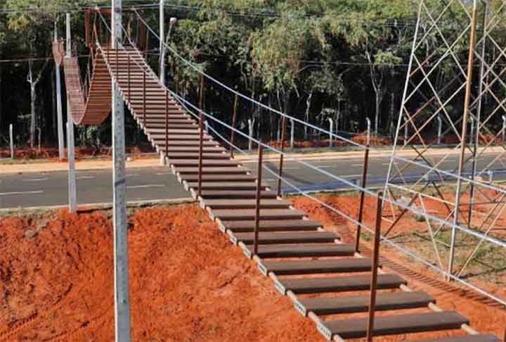 Nas estradas que passam por parques ecológicos, a melhor opção são caminhos suspensos sobre as rodoviárias.