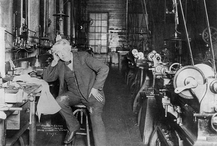 No entanto, nem tudo são flores na vida de Edison. Ainda jovem, aos 14 anos, perdeu parte da audição e ao longo da vida teve problemas neste sentido e com diabetes na idade mais avançada.