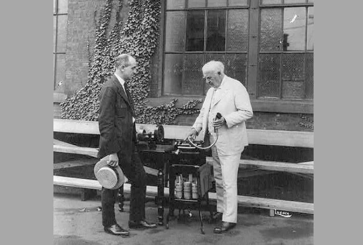 Quando a gravação estava completa, a ponta era substituída por uma agulha; a máquina desta vez produzia as palavras quando o cilindro era girado mais uma vez. 