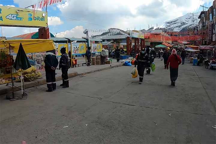 Apesar dos desafios, La Rinconada atrai alguns turistas aventureiros que desejam conhecer a cidade mais alta do mundo e presenciar a dura realidade dos mineiros.