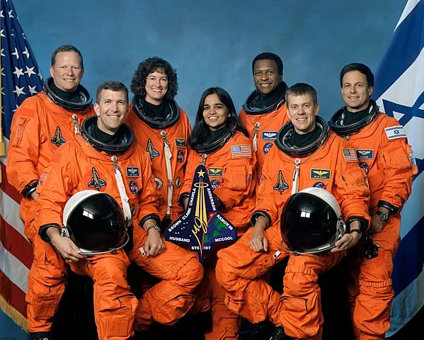 Pelo Columbia, passaram 160 tripulantes. Os últimos foram David Brown, Rick Husband, Laurel Clark, Kalpana Chawla, Michael P. Anderson, William C. McCool e Ilan Ramon (em ordem, na foto).