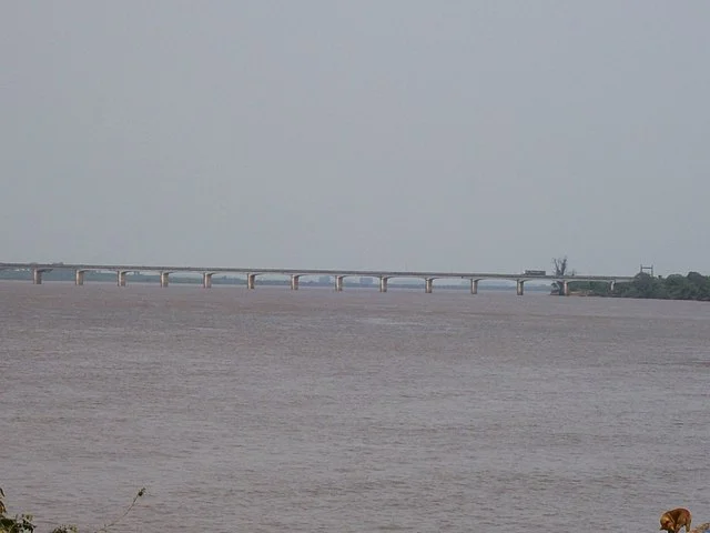 A Ponte Internacional Getúlio Vargas-Agustín Pedro Justo, é rodoviária e ferroviária sobre o rio Uruguai, fazendo a ligação entre Uruguaiana, no Rio Grande do Sul, e Paso de Los Libres, na Argentina, com 1.419m de extensão.