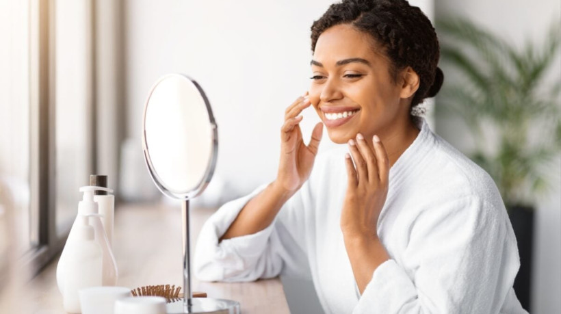 Algumas adaptações na rotina de cuidados com a pele devem ser feitas no outono (Imagem: Prostock-studio | Shutterstock)