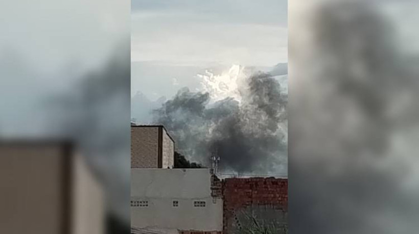 Fogo atinge galpão anexo a uma residência