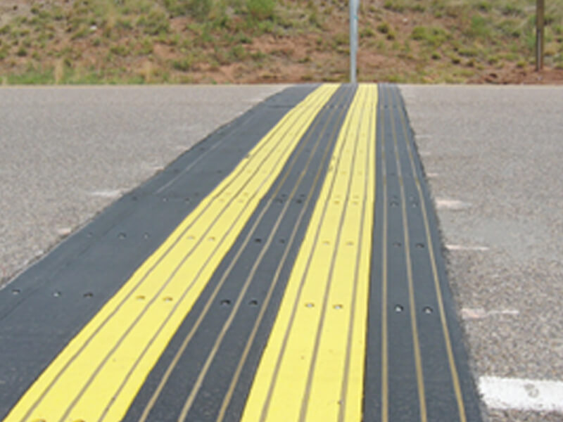 Ainda há as barreiras eletrônicas, normalmente aplicadas em regiões marcadas pela conclusão de cercamentos. Esse mecanismo funciona graças à energia solar e apresenta resistência à passagem de veículos pesados.