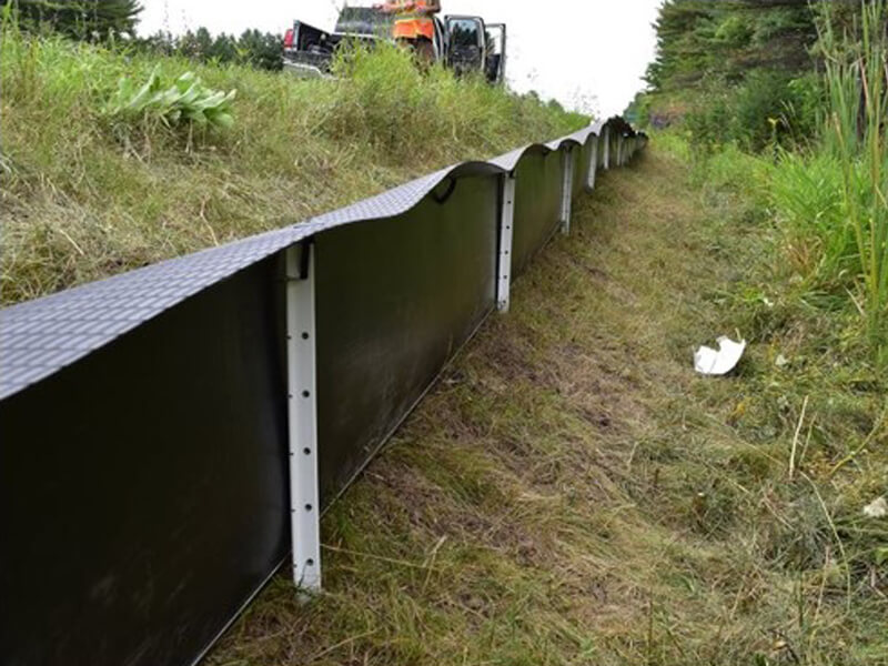 Outra possibilidade são as cercas guias, um sistema de barragem composto por material sustentável, destinado a animais menores, como tartarugas, lagartos e pequenos mamíferos. 