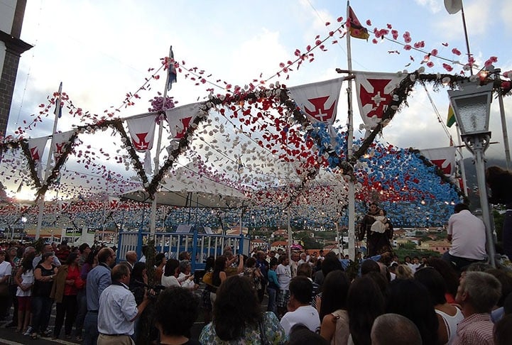  Festa dos Santos (Portugal) - Junho tem celebrações espalhadas pelas cidades, cada uma louvando o padroeiro local. Entre elas, Lisboa com Santo Antônio (dia 13); e o Porto, com São João (dia 23). As pessoas dançam e cantam em arraiás, participam de concursos e desfilam nas chamadas marchas populares. 