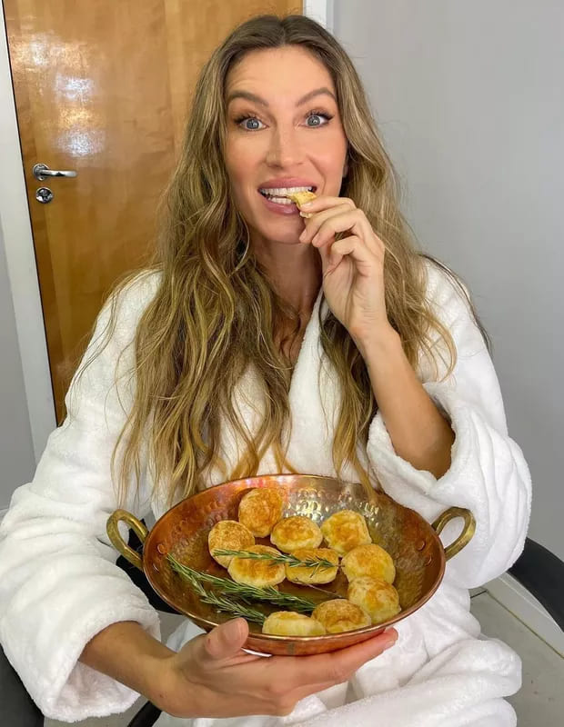 Gisele Bündchen - A supermodelo internacional, gaúcha, segue uma dieta de vegetais e cereais. Seu ex-marido Tom Brady, astro do futebol americano, seguia a mesma toada. Porém, Gisele já confessou que adora pão de queijo..uma tentação que foge à regra.