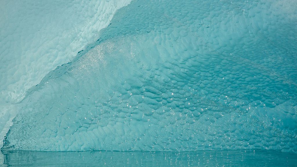 Profissionais de icebergs - Eles rastreiam e monitoram esses blocos de gelo nos locais extremamente frios . Eles usam tecnologia de satélite para localizar os icebergs e monitorar seus movimentos.