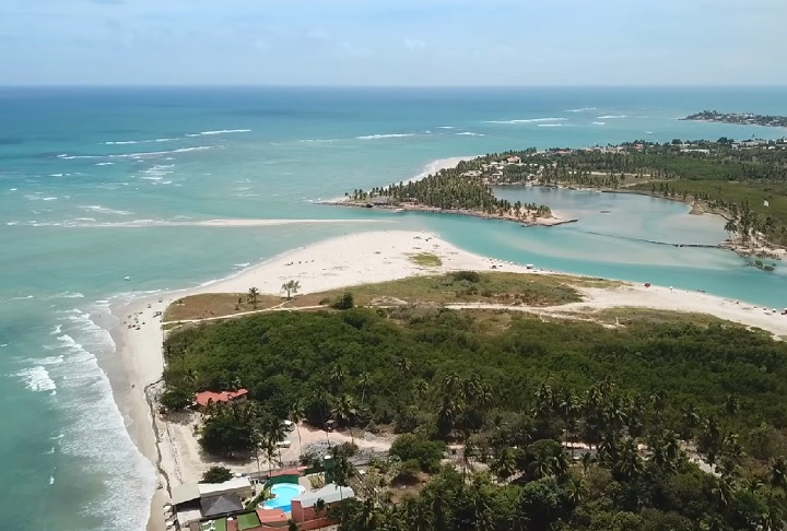 Outro destaque de Maracaípe é o Pontal de Maracaípe, onde o rio encontra o mar, formando um ecossistema rico em manguezais.