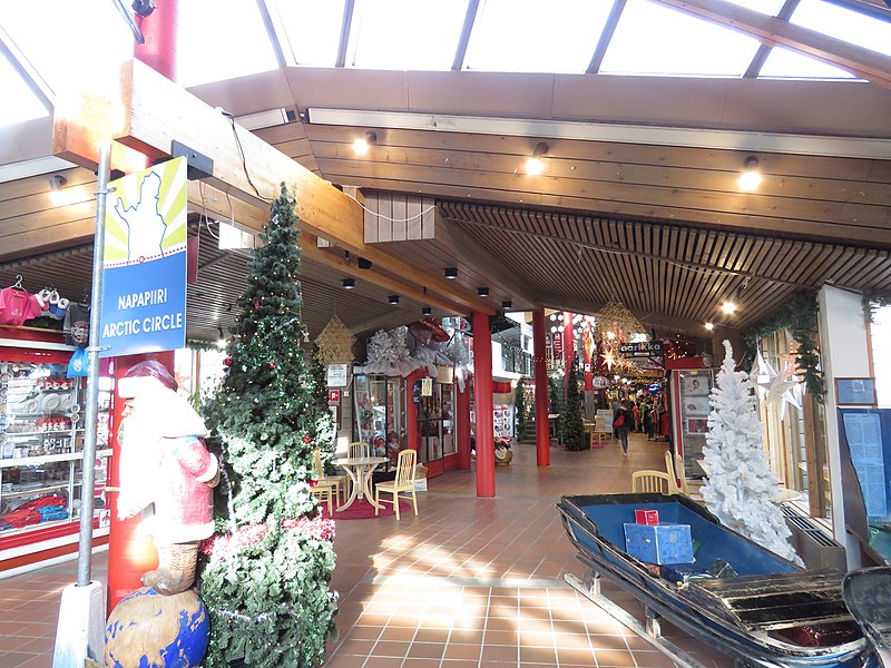 A Vila do Papai Noel de Rovaniemi é formada por um complexo de chalés com hotel, restaurantes, lojas e diversas atrações relacionadas ao imaginário natalino. 