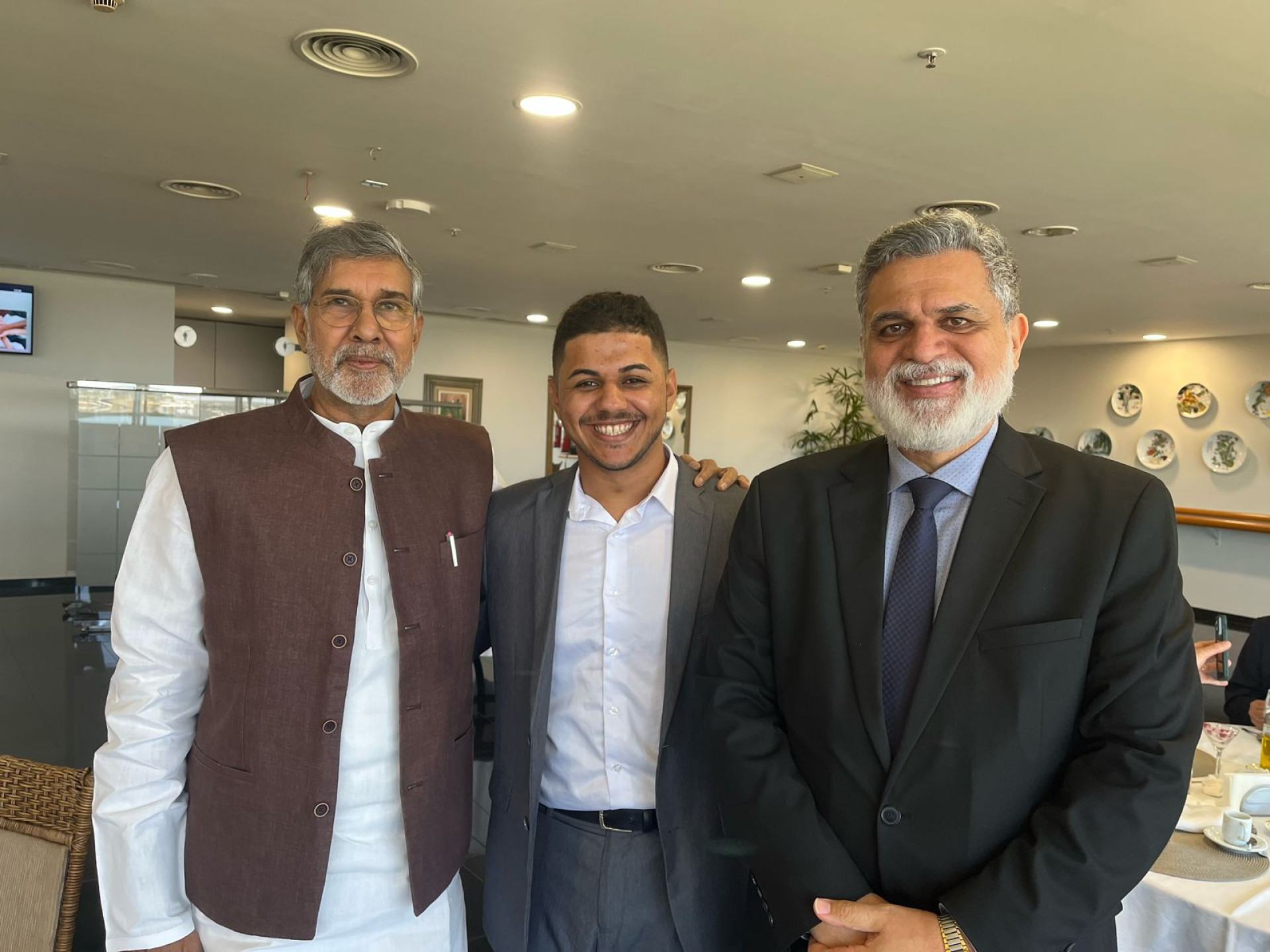 &Agrave; direita, Kailash Satyarthi, ativista indiano contra o trabalho infantil e vencedor do Pr&ecirc;mio Nobel da Paz de 2014. &Agrave; esquerda, Lelio Bentes, ministro e ex-presidente do TST (2022 &mdash; 2024). Ao centro, Felipe Caetano