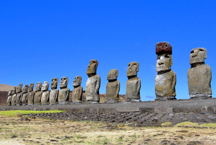 Hanga Roa (Ilha de Páscoa): Hanga Roa é a principal e única cidade da Ilha de Páscoa, localizada no Chile. Com uma população modesta, serve como centro administrativo, cultural e turístico da ilha.