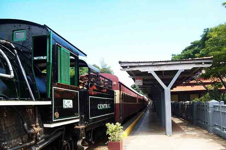 O Trem das Águas proporciona um passeio nostálgico a bordo da locomotiva a vapor 1424, de 1927. O trajeto de 20 km (ida e volta) segue até Soledade de Minas, margeando o Rio Verde e passando por belas paisagens.