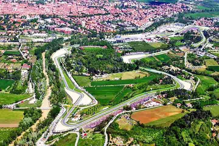 Ímola também é famosa por seu autódromo, o Autodromo Enzo e Dino Ferrari, que já sediou diversas edições do Grande Prêmio de San Marino de Fórmula 1 e atualmente recebe o GP da Emília-Romanha. 